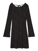 Vestido midi de color negro con textura acanalada ondulada, cuello redondo y mangas largas. Presenta un diseño ajustado al cuerpo con una caída fluida.