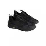 Championes Vans MTE Crosspath XC de color negro, diseñados para uso outdoor y urbano. Cuentan con tecnología GORE-TEX impermeable, sistema de ajuste rápido speedlace, entresuela UltraCush EVA y suela Vibram con gran tracción.