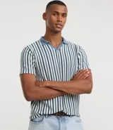 Polo de punto de manga corta para hombre, con cuello estilo cubano (sin botones) y patrón de rayas verticales en tonos azul marino, blanco y gris claro.