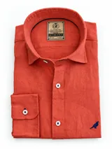 Camisa de lino color blanco, manga larga, con cuello corto clásico y bordado de un ave oscura en el pecho.