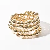 Pulsera dorada elástica con múltiples hilos de cuentas redondas de diferentes tamaños.