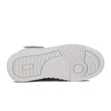 Championes de media caña blancos con ajuste de cordones y tira de velcro.