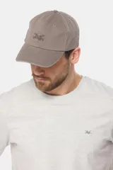 Gorro de lona color gris con visera y logo bordado en el frente.