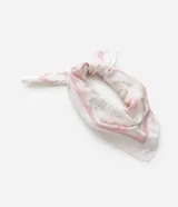 Pañuelo cuadrado de satén color blanco con estampado floral en tonos rosa y verde. Accesorio de moda para usar al cuello o en el cabello.