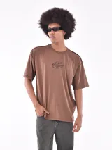 Remera marrón de corte holgado con estampado de Mickey Mouse en el pecho.