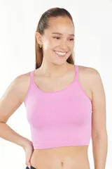 Musculosa corta de tela rib color rosa, con breteles finos y espalda baja.