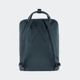 Mochila Fjallraven modelo Kanken Classic, color negro, con compartimento principal con cierre, bolsillo frontal con cierre, asas superiores con broche y correas ajustables para los hombros. Incluye el parche redondo característico de la marca en el frente.
