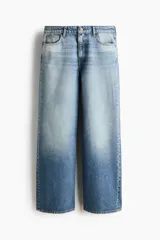 Jeans baggy de denim rígido en color azul claro con efecto deslavado, corte holgado de tiro medio y pernera recta.