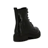 Bota tipo borceguí color negro con textura efecto cocodrilo, pasadores metálicos y suela track gruesa.
