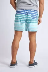 Short de baño con estampado de ondas en tonos azules, cintura elástica con cordón ajustable, bolsillos laterales y bolsillo trasero. Incluye suspensor interno y logo bordado.