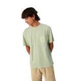 Remera Critical Slide Yang Yang de color verde, confeccionada en 100% algodón, con cuello redondo, manga corta y un pequeño estampado circular en el pecho.