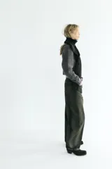 Jeans de tiro medio con corte barrel leg y diseño de cinco bolsillos. Presenta un acabado con efecto lavado y tintado único, con cierre frontal de cremallera y botón.