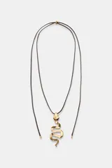 Collar de cordón fino color marrón con dije metálico dorado en forma de serpiente geométrica. Posee un sistema de cierre ajustable con pieza circular.