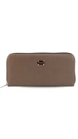 Billetera larga con cierre perimetral, confeccionada en material símil cuero con textura rugosa. Cuenta con placa metálica decorativa en el frente y múltiples compartimentos internos para tarjetas, billetes y monedas.