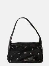 Bolso tipo baguette negro con textura de cuero y múltiples ojales metálicos.