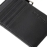 Billetera tarjetero Rip Curl Essentials Mini de cuero sintético negro con logo grabado. Incluye cierre superior con cremallera y múltiples ranuras para tarjetas.