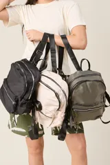 Mochila de nylon color beige con detalles en negro.