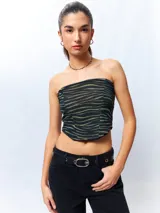 Top strapless con estampado animal print, confeccionado en tela semi transparente y con cierre en la espalda.