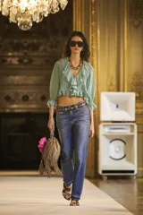 Camisa crop de viscosa color verde menta, con escote en V pronunciado, volados en el cuello y el frente, y mangas tres cuartos con puños elastizados.