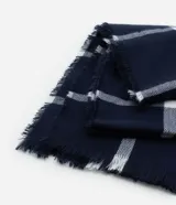 Bufanda larga azul marino con estampado de cuadros blancos y terminaciones con flecos.
