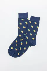 Medias de algodón azul marino con estampado de ananás amarillas.