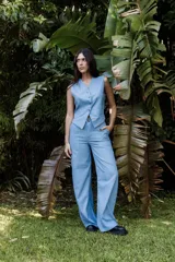 Pantalón de lino color celeste, de tiro medio con elástico en la cintura trasera, bolsillos delanteros tipo carpintero y botón marmolado. Combina con el chaleco Tenerife.