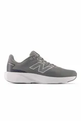 Championes deportivos New Balance M413, de color gris con suela blanca y el logo de la marca en el lateral.