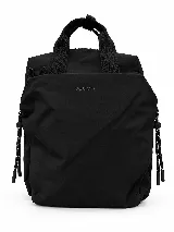 Mochila urbana negra marca peach, de diseño funcional con asas superiores de mano, tiras regulables y detalles de cordones laterales ajustables.