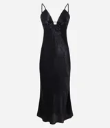 Vestido largo negro de satén con escote pronunciado en V y detalle de recorte central en el busto. Posee breteles finos ajustables y silueta alargada con leve cola en el ruedo.
