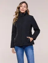 Campera matelaseada de color negro con diseño de rombos, cuello alto, cierre frontal completo y bolsillos laterales. Cuenta con presillas ajustables con hebilla metálica en la cintura.