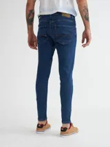 Jean de calce ajustado color azul oscuro.