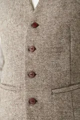 Chaleco sastrero masculino de lana color beige, con forro y bolsillos delanteros.