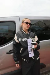 Lentes de sol con marco de carey y lentes marrones.