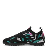 Championes de fútbol Umbro Hit Tf, color negro con detalles en fucsia y turquesa. Presentan el logo de la marca en el lateral y suela con tapones pequeños ideales para césped sintético.