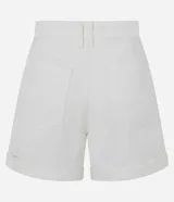 Short de sarga color blanco, de corte evasé con diseño de tiro medio, pasacintos en la cintura, bolsillos y botamangas con vuelta.