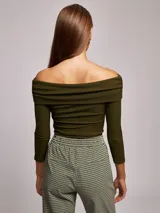 T-shirt de punto acanalado color verde oliva, con escote recto y hombros descubiertos, de manga larga y corte regular.