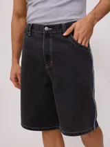 Bermuda de jean color negro con costuras en contraste color blanco y detalles bordados en celeste. Cuenta con bolsillos traseros amplios y logo de la marca bordado en uno de ellos.