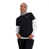 Remera deportiva New Balance de manga corta, color negro, con logo de la marca estampado en el pecho. Presenta tecnología NB DRY de secado rápido y un corte clásico.