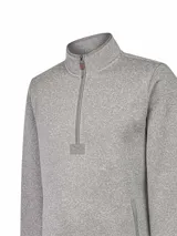 Buzo polar de hombre con cuello alto y medio cierre frontal. Presenta un diseño jaspeado con bolsillos laterales y un parche decorativo en la base del cierre.