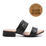 Sandalias de cuero negro con dos tiras anchas en el empeine y detalle de hebillas plateadas. Taco bajo cuadrado y plantilla acolchada.