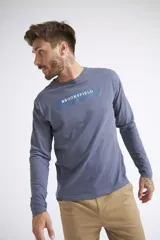 Remera de manga larga color rosado, con cuello redondo y estampado frontal con el nombre de la marca Brooksfield.