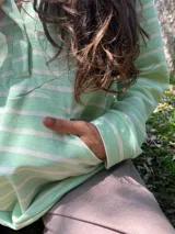 Canguro verde agua a rayas horizontales blancas, de corte amplio, con escote con broches para facilitar la lactancia, bolsillo al frente y puños en mangas y bajo.