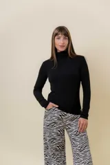 Polera de manga larga con cuello alto, confeccionada en tejido suave y elástico con calce al cuerpo.