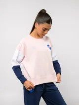Buzo de cuello redondo con diseño de bloques de color en rojo, blanco y azul. Presenta el logo de Umbro y el escudo del Club Nacional de Football bordados en el pecho.
