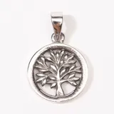 Dije plateado con forma circular y diseño calado de árbol de la vida.