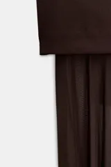 Vestido midi de escote recto con hombros descubiertos y detalle de fular integrado al tono. Presenta un cuerpo estructurado y una falda inferior semitransparente con diseño plisado. Cierre lateral con cremallera oculta.