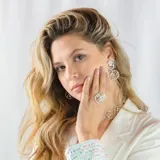 Anillo plateado con forma de rosa.