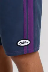 Short de baño O'Neill modelo Sideswipe, color azul petroleo con costuras y cordón ajustable en violeta. Cuenta con bolsillos laterales tipo cargo y paneles laterales en contraste.