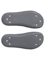 Sandalias Under Armour modelo Locker V, de diseño ergonómico moldeado en una sola pieza de EVA color gris. Presentan orificios de drenaje laterales y el logo de la marca en relieve sobre la banda superior.