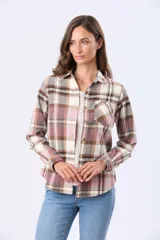 Camisa de viyela a cuadros en tonos rosado, beige y gris, de manga larga, con cuello camisero, cierre frontal de botones y un bolsillo aplicado en el pecho.